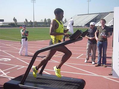 Haile Gebrselassie 4 dk/mil ile koşu bandında Haile Gebrselassie 4 dk/mil ile koşu bandında