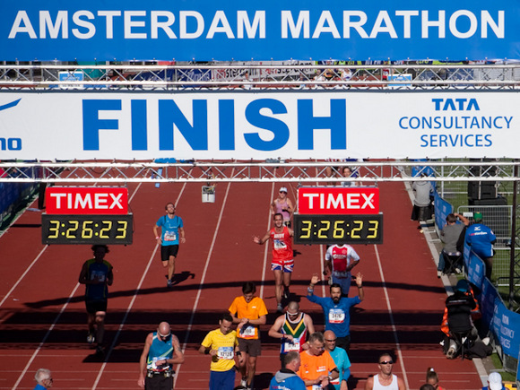 Amsterdam Maratonu'nu bitirirken